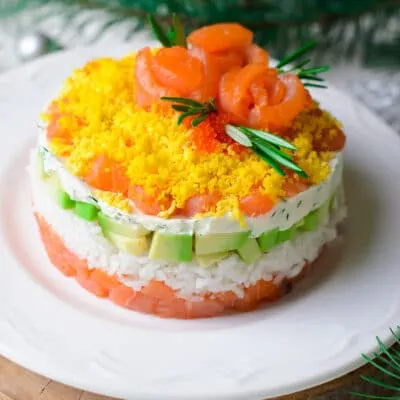 Слоеный салат с красной рыбой и рисом - рецепт с фото