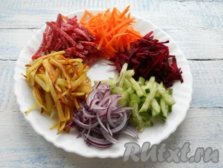 На большую тарелку выложить горками морковь, свеклу, огурцы, лук, картофель и колбасу, чередуя цвета. 