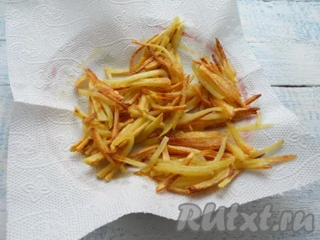 Обжарить картофель на разогретом растительном масле до готовности и румяности, посолить и поместить на бумажное полотенце, чтобы избавиться от лишнего жира. Дать картошке остыть. 