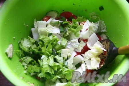 В самом конце добавить нарезанную зелень, пекинскую капусту и листья салата. 