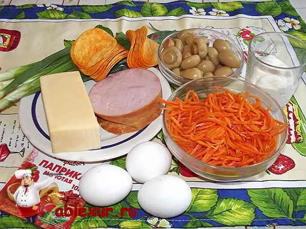 ветчина, сыр, морковь по-корейски, чипсы, яйца для салата 