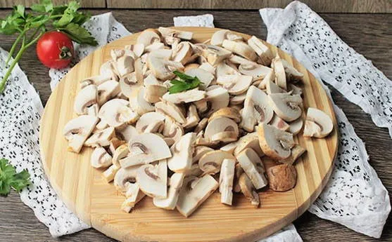 Салат «Подсолнух» с копченой курицей, чипсами и грибами