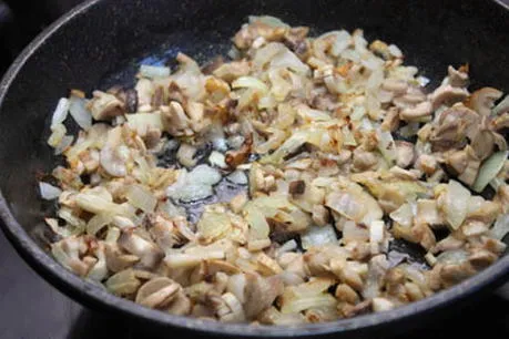 Салат «Подсолнух» с копченой курицей, чипсами и грибами