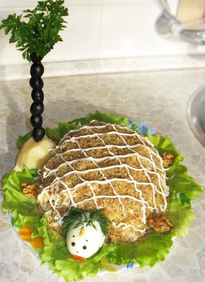 Слоеный салат «Черепаха» с курицей - рецепт с фото