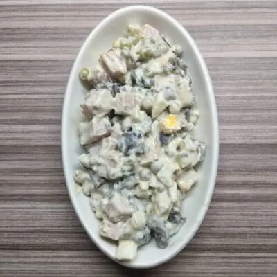 Салат с шинкой, яйцами, горошком и шампиньонами - рецепт с фото