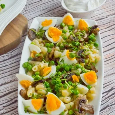 Салат с макаронами, яйцом, горошком и грибами - рецепт с фото