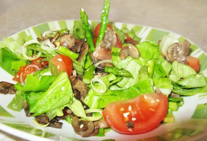 Салат со спаржей и грибами - рецепт с фото
