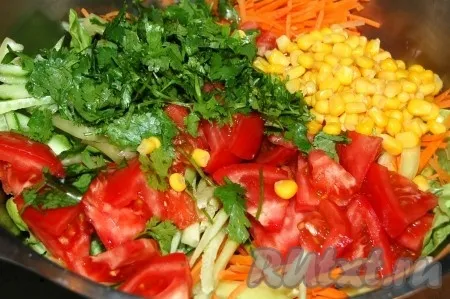 В миску с овощами добавить нарезанную кинзу и консервированную кукурузу.