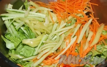 Нарезанные перец, огурец и морковь добавить к листовому салату.