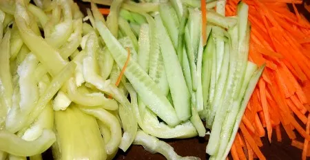 Сладкий перец, свежий огурец и морковь нарезать тонкой соломкой.