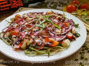 Салат из пророщенного маша с овощами и крабовыми палочками