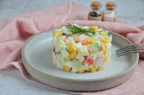 Салат с рисом, яйцами и крабовыми палочками
