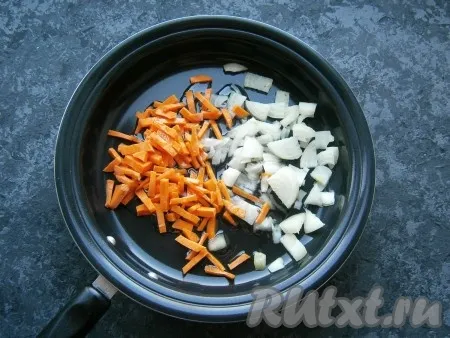 Лук нарезать небольшими кусочками, морковь - брусочками (или соломкой), обжарить овощи на растительном масле, иногда помешивая, до мягкости. 
