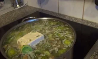 Добавляем кусок плавленного сыра в суп со свининой