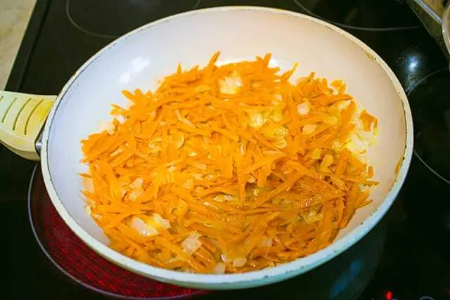 морковь и лук на сковороде
