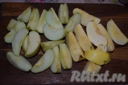 Яблоки нарежем на дольки (или четвертинки). 