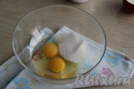 Вбить яйца и всыпать сахар в глубокую миску, удобную для замешивания теста.