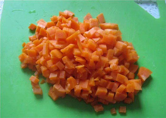 морковь, нарезанная кубиками