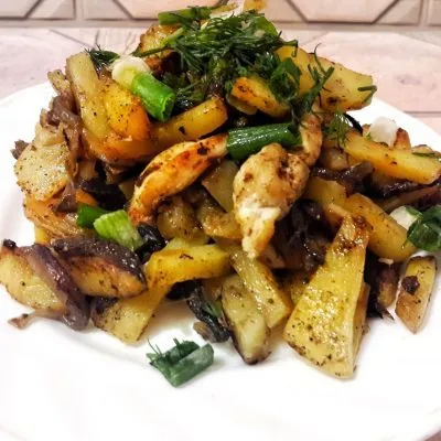 Жареная картошка с курицей и грибами - рецепт с фото