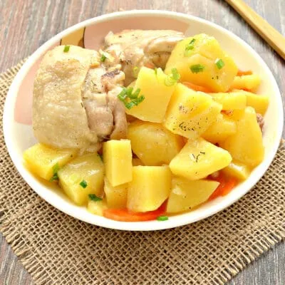 Куриные бедра, тушенные с картофелем и овощами на сковороде - рецепт с фото