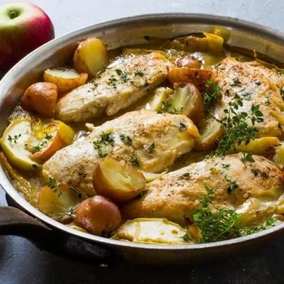 Куриное филе, тушеное с яблоками и картофелем - рецепт с фото