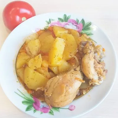 Картофель, тушеный с курицей и томатами - рецепт с фото