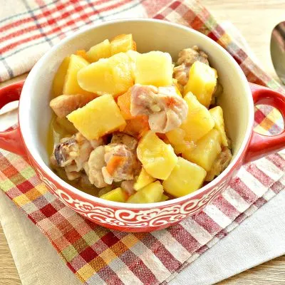 Курица, тушенная с кабачками и картофелем - рецепт с фото
