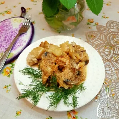 Картофель с шампиньонами и куриной грудкой в сливочном соусе - рецепт с фото