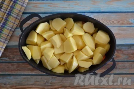 Картофель очистить и нарезать крупными кусочками. Выложить картошку в казан на баранину и овощи. 