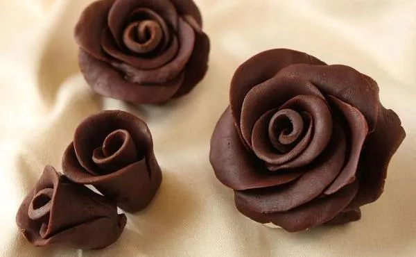 пластичный шоколад в виде розы
