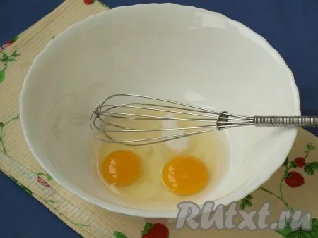 Разбить в миску яйца, добавить к ним сахар и соль, взбить венчиком. 