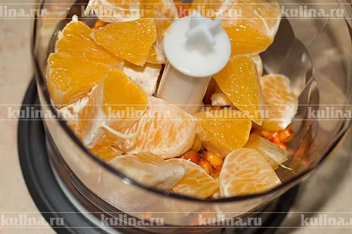 Апельсин очистите от кожуры, нарежьте и добавьте к ягодам.