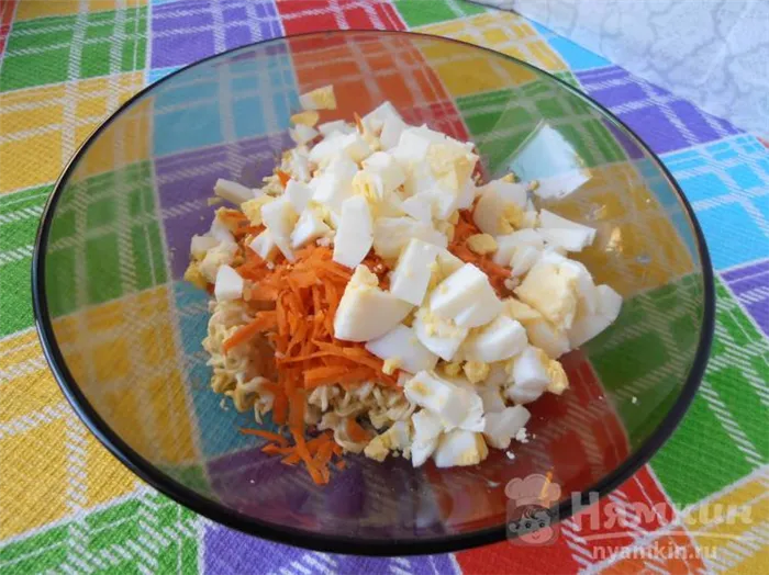 Салат с лапшой быстрого приготовления с морковью - фото шаг 6