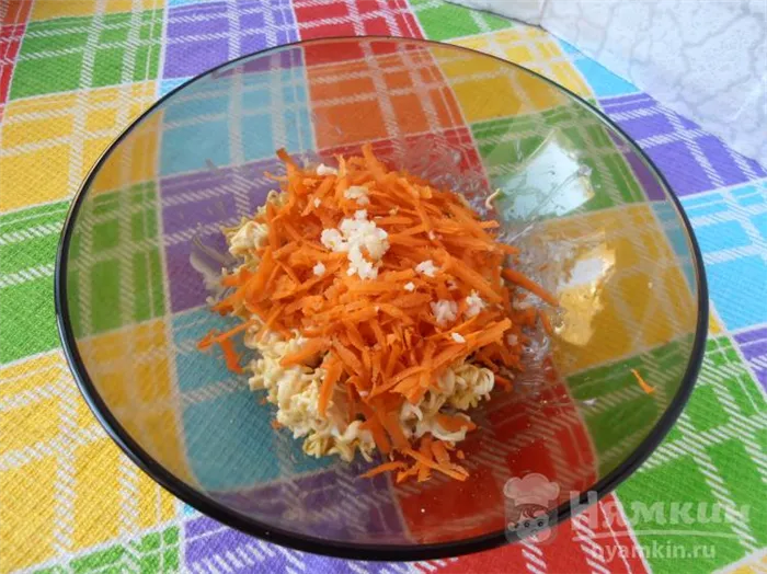 Салат с лапшой быстрого приготовления с морковью - фото шаг 5