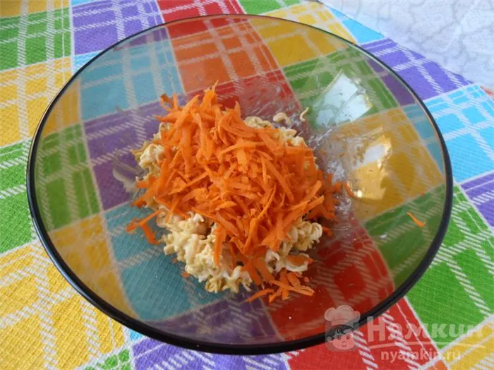 Салат с лапшой быстрого приготовления с морковью - фото шаг 4
