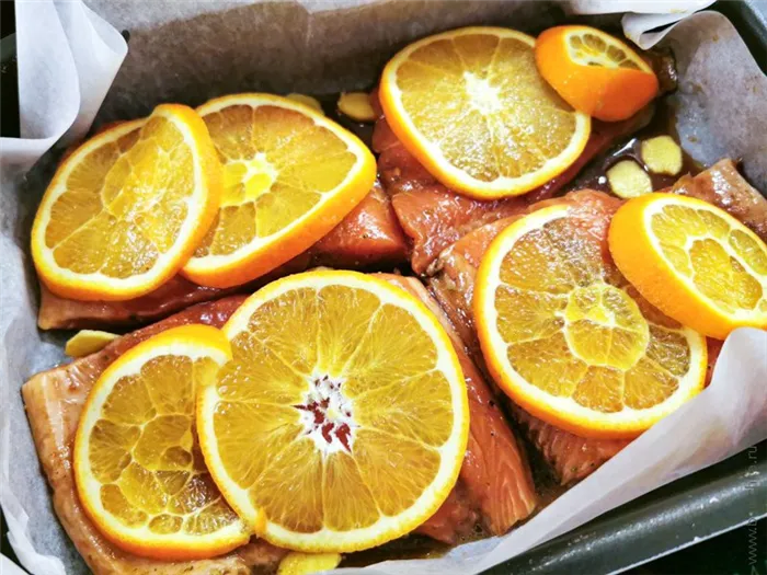 Форель, запеченная в духовке с апельсинами