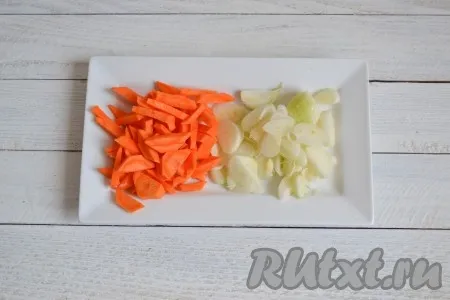 Вымыть и очистить овощи. Лук нарезать кольцами, а морковь - соломкой.