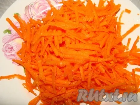 6. Морковь очистить, промыть, натереть на тёрке. 