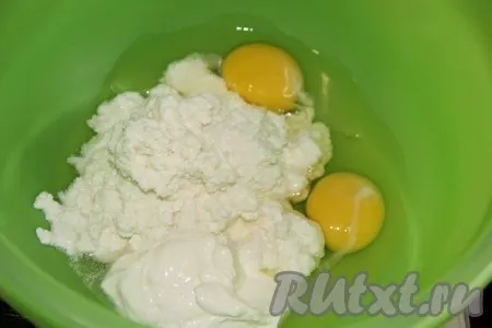  Затем добавить яйца.
