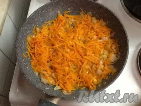 Обжариваем лук с морковкой на подсолнечном масле до мягкости. 