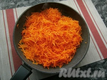 Морковь натереть на средней тёрке. 300 грам натёртой моркови выложить в сковороду с разогретым растительным маслом. 