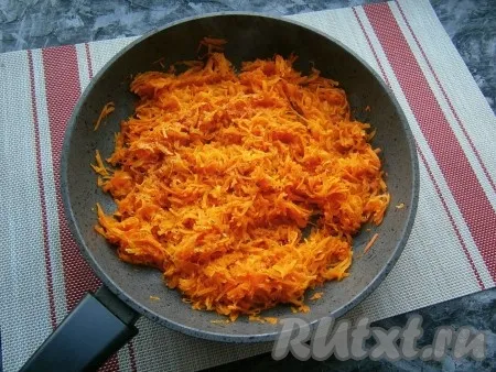 Тушить морковку под прикрытой крышкой на медленном огне, периодически перемешивая, около 15 минут (не допускать подгорания). Затем посолить её и поперчить, перемешать и дать остыть. 