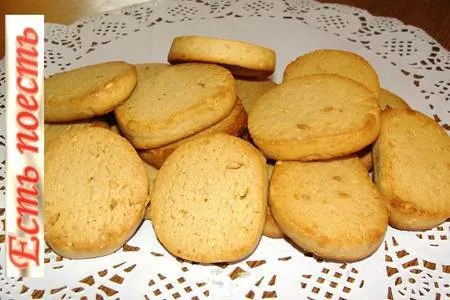 Фото к рецепту: Рассыпчатое песочное печенье с арахисовой пастой