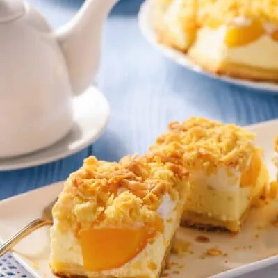 Насыпной пирог с творожной начинкой и персиками - рецепт с фото
