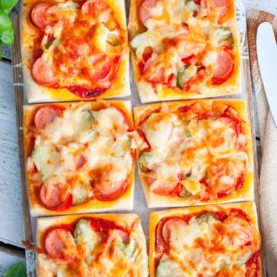 Мини-пицца с сосисками и огурцами - рецепт с фото