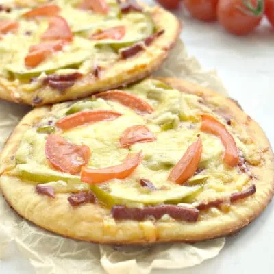Мини-пиццы из дрожжевого теста с колбасой и помидорами - рецепт с фото