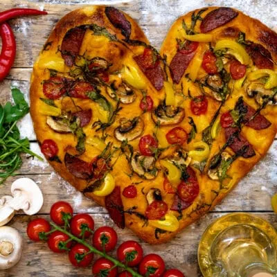 Пицца с колбасой и грибами «Сердце» - рецепт с фото