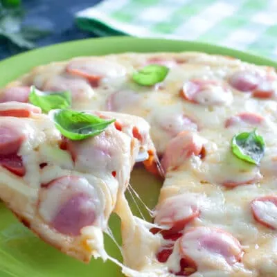 Ленивая пицца на сковороде с сосисками и помидором - рецепт с фото