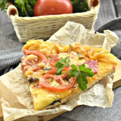 Пицца из слоеного теста с колбасой и шампиньонами - рецепт с фото