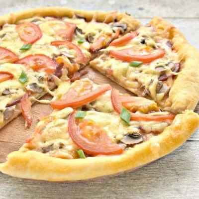 Пицца с колбасой и грибами на слоёном тесте - рецепт с фото